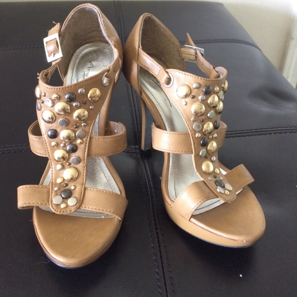 COPY - Super comfy size 7 studded heel